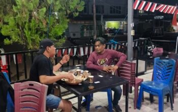 Bhabinkamtibmas Pantau Pertandingan Joker Semarak HUT RI ke-81 di Mappasaile
