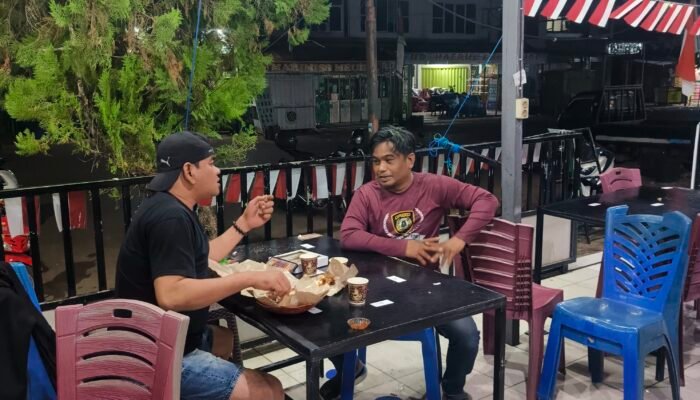Bhabinkamtibmas Pantau Pertandingan Joker Semarak HUT RI ke-81 di Mappasaile