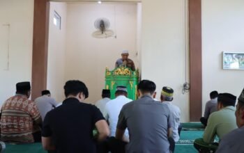 Kapolres Pangkep Jadi Khotib Jumat di Masjid Nurul Iman, Sampaikan Pentingnya Sholat sebagai Tiang Agama