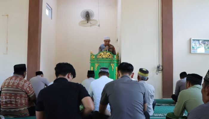 Kapolres Pangkep Jadi Khotib Jumat di Masjid Nurul Iman, Sampaikan Pentingnya Sholat sebagai Tiang Agama