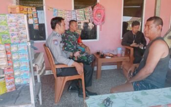 Bhabinkamtibmas Polsek Pangkajene Bersama Babinsa Sambangi Warga, Ajak Kibarkan Merah Putih dan Jaga Kamtibmas