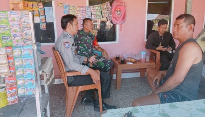 Bhabinkamtibmas Polsek Pangkajene Bersama Babinsa Sambangi Warga, Ajak Kibarkan Merah Putih dan Jaga Kamtibmas