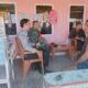 Bhabinkamtibmas Polsek Pangkajene Bersama Babinsa Sambangi Warga, Ajak Kibarkan Merah Putih dan Jaga Kamtibmas