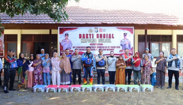 Semarak HUT ke-81 RI, Kapolda Sulsel Kibarkan Bendera Merah Putih di Wilayah Kepulauan Makassar