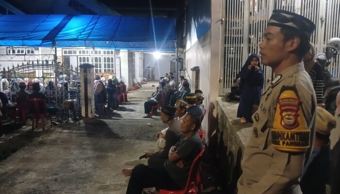 Wujud Empati, Bhabinkamtibmas Polsek Pangkajene Hadiri Takziah dan Sampaikan Imbauan Kamtibmas