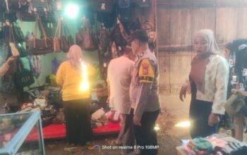 Patroli Pasar Tradisional, Bhabinkamtibmas Polsek Ma’rang Ciptakan Situasi Kamtibmas yang Kondusif