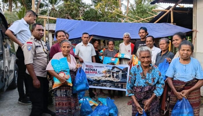 Kawan Gibran Sikka Salurkan Paket Sembako untuk Warga Terdampak Gempa di Desa Iligai yang Mengungsi Mandiri