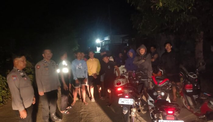 Kapolsek Ma’rang Pimpin Patroli Malam, Sambangi Remaja Cegah Gangguan Kamtibmas