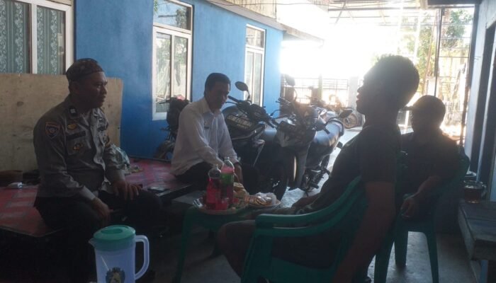 Bhabinkamtibmas Polsek Pangkajene Aktif Sambangi Warga, Perkuat Kamtibmas di Kelurahan Sibatua
