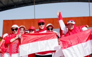 Bupati Barru Serahkan 50 Bendera Merah Putih, Semarakkan Gerakan 10 Juta Bendera Jelang HUT RI ke-81