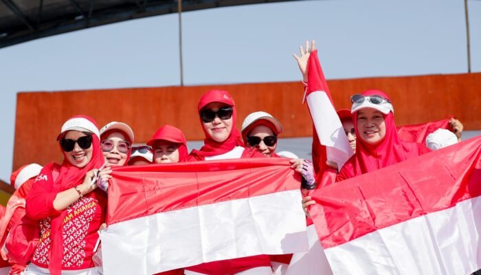 Bupati Barru Serahkan 50 Bendera Merah Putih, Semarakkan Gerakan 10 Juta Bendera Jelang HUT RI ke-81
