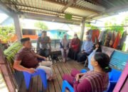 Bhabinkamtibmas Dampingi Tenaga Kesehatan Berikan Edukasi Terkait Isu Vaksin Kedaluwarsa