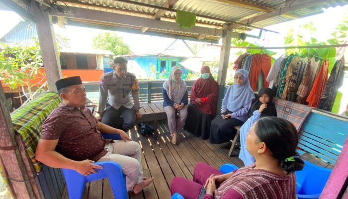 Bhabinkamtibmas Dampingi Tenaga Kesehatan Berikan Edukasi Terkait Isu Vaksin Kedaluwarsa