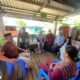 Bhabinkamtibmas Dampingi Tenaga Kesehatan Berikan Edukasi Terkait Isu Vaksin Kedaluwarsa