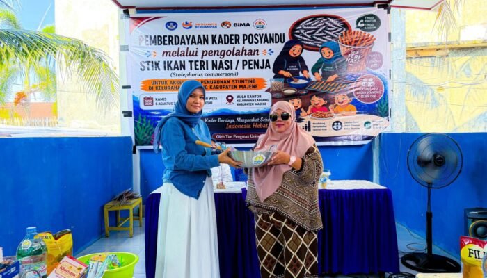Lolos Hibah DPPM Kemdiktisaintek, Tim Pengabdian Masyarakat Unsulbar Latih Kader Posyandu Labuang Olah Stik Ikan Teri Nasi