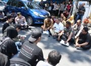 Kapolres Pinrang Lesehan di Jalan Dengarkan Jeritan Warga Soal LPG 3 Kg