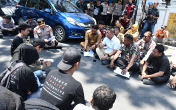 Kapolres Pinrang Lesehan di Jalan Dengarkan Jeritan Warga Soal LPG 3 Kg