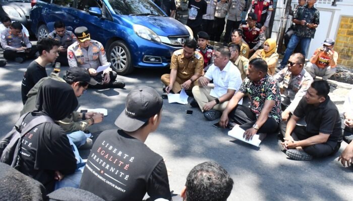 Kapolres Pinrang Lesehan di Jalan Dengarkan Jeritan Warga Soal LPG 3 Kg
