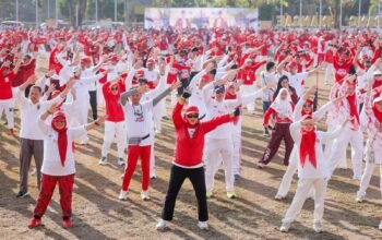 Bupati Barru Bersama Ribuan Warga Semarakkan HUT RI ke-81 Lewat Senam Gelora Merah Putih