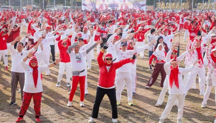 Bupati Barru Bersama Ribuan Warga Semarakkan HUT RI ke-81 Lewat Senam Gelora Merah Putih