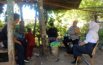 Lurah Kalabbirang Bersama Bhabinkamtibmas Sambangi Tokoh Masyarakat, Perkuat Sinergi Wujudkan Lingkungan Kondusif