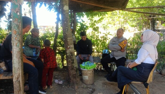 Lurah Kalabbirang Bersama Bhabinkamtibmas Sambangi Tokoh Masyarakat, Perkuat Sinergi Wujudkan Lingkungan Kondusif