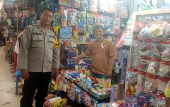 Bhabinkamtibmas Kelurahan Mappasaile Sambang Silaturahmi dan Kontrol Situasi Kamtibmas di Pasar Sentral Pangkep