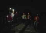 Bhabinkamtibmas Bersama Tiga Pilar Patroli Malam di Area Rel Kereta Api Pabundukang