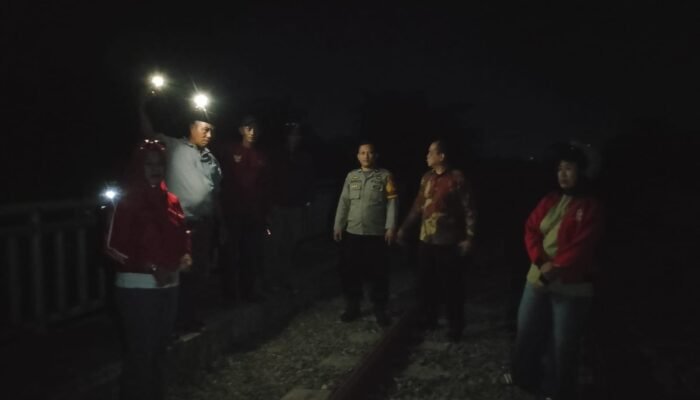 Bhabinkamtibmas Bersama Tiga Pilar Patroli Malam di Area Rel Kereta Api Pabundukang
