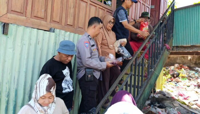 Bhabinkamtibmas Kelurahan Tumampua Dampingi Kadis Sosial Pangkep Salurkan Bantuan kepada Warga Lansia
