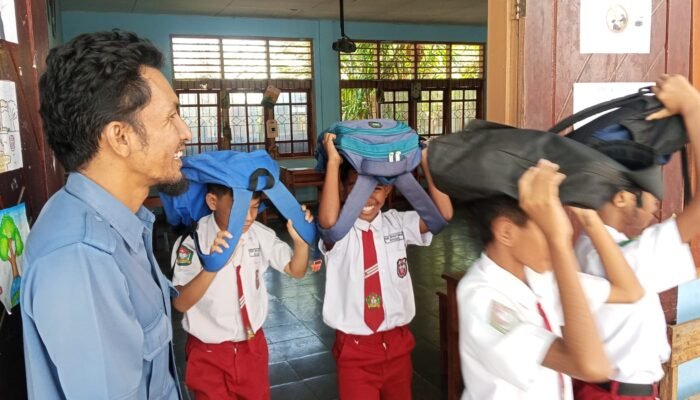 Edukasi Mitigasi dan Trauma Healing Warnai Hari Pertama Sekolah di SDK Bhaktiyarsa Maumere Pasca Gempa.