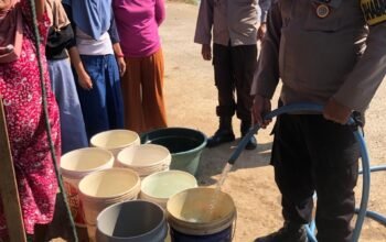 Polsek Labakkang Salurkan Bantuan Air Bersih untuk Masjid dan Warga di Maccini Baji