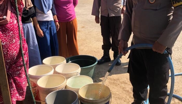 Polsek Labakkang Salurkan Bantuan Air Bersih untuk Masjid dan Warga di Maccini Baji