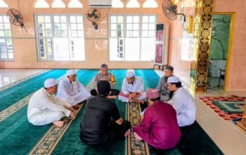 Sinergi Polri dan Masyarakat, Bhabinkamtibmas Pulau Satando Ikut I’tikaf Bersama Kapolres Pangkep