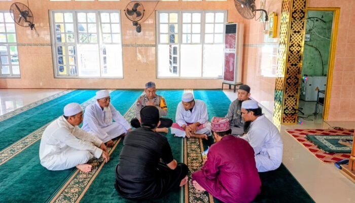 Sinergi Polri dan Masyarakat, Bhabinkamtibmas Pulau Satando Ikut I’tikaf Bersama Kapolres Pangkep