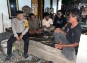 Bhabinkamtibmas Polsek Mandalle Sambangi Warga Malam Hari, Sampaikan Pesan Kamtibmas