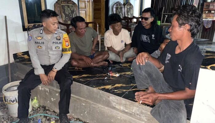Bhabinkamtibmas Polsek Mandalle Sambangi Warga Malam Hari, Sampaikan Pesan Kamtibmas