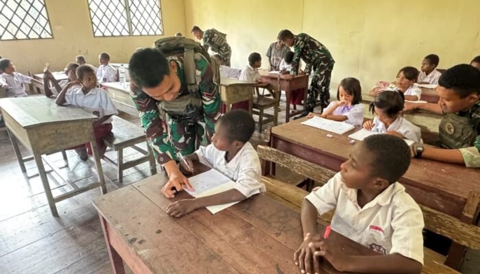 Satgas Pamtas RI-PNG Kewilayahan Yonif 516/CY Tanamkan Harapan Sebagai Gadik di SD Inpres Kampung Basyim