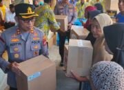 Kapolres Pangkep dan Kapolsek Liukang Tupabbiring Dampingi Bupati Serahkan Bantuan di Pulau Samatellu