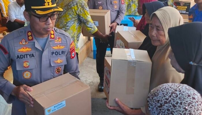 Kapolres Pangkep dan Kapolsek Liukang Tupabbiring Dampingi Bupati Serahkan Bantuan di Pulau Samatellu