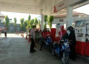 Kanit Samapta Polsek Pangkajene Pantau SPBU, Antisipasi Kepadatan Kendaraan Akibat Antrean BBM