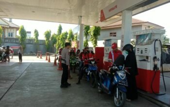 Kanit Samapta Polsek Pangkajene Pantau SPBU, Antisipasi Kepadatan Kendaraan Akibat Antrean BBM