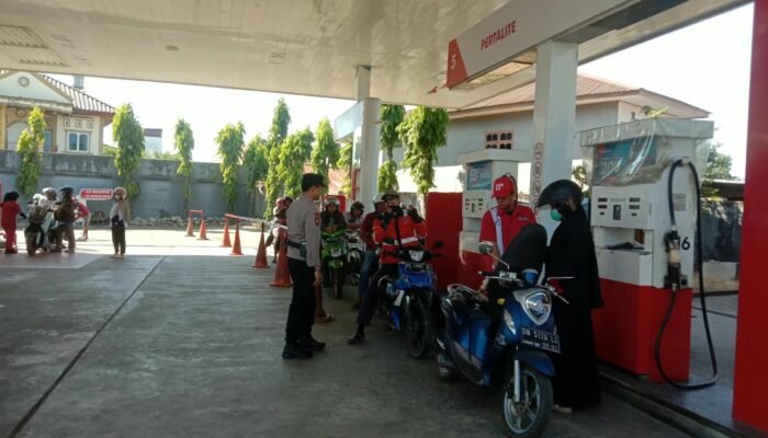 Kanit Samapta Polsek Pangkajene Pantau SPBU, Antisipasi Kepadatan Kendaraan Akibat Antrean BBM