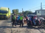 Antrean BBM Mengular di Bungoro, Unit Lantas Polsek Bungoro Turun Tangan Atasi Potensi Kemacetan di Jalan Poros