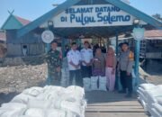 Bhabinkamtibmas dan Babinsa Kawal Penyaluran Bantuan Beras Bulog di Pulau Salemo