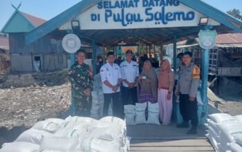 Bhabinkamtibmas dan Babinsa Kawal Penyaluran Bantuan Beras Bulog di Pulau Salemo