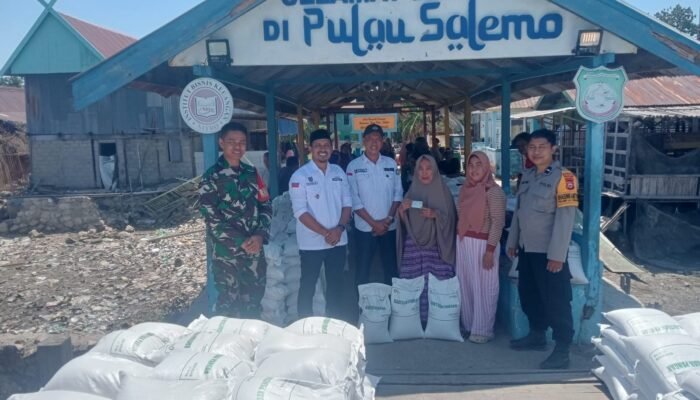 Bhabinkamtibmas dan Babinsa Kawal Penyaluran Bantuan Beras Bulog di Pulau Salemo