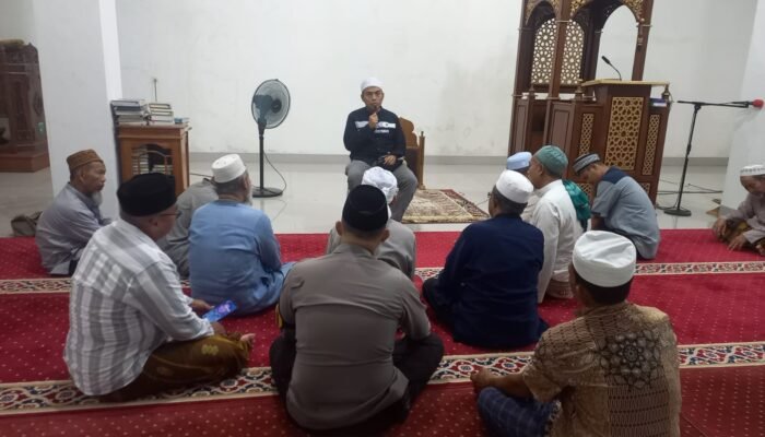 Kapolres Pangkep Sholat Magrib Berjamaah dan Berikan Tausiyah di Masjid Nurul Huda