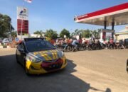 Personil Polsek Labakkang Melaksanakan Pengaturan dan Pengamanan Antrean Kendaraan Pengisian BBM di SPBU 74.906.07 Bujung Batue.