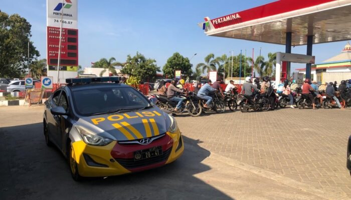 Personil Polsek Labakkang Melaksanakan Pengaturan dan Pengamanan Antrean Kendaraan Pengisian BBM di SPBU 74.906.07 Bujung Batue.